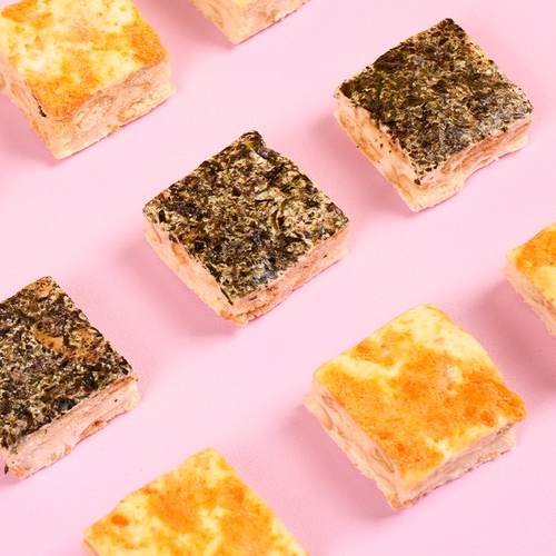 Жевать в японском стиле и мясо ветра сосна Мосс маленький квадратный снежинок торт саска с закусками закуски с закусками.