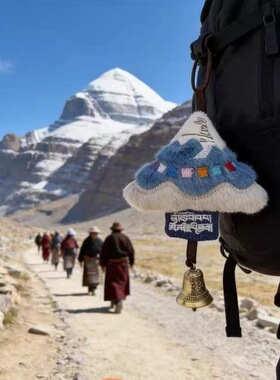 岗仁波齐日照金山雪山毛绒旅游文创挂件打卡拍照纪念收藏包包装饰