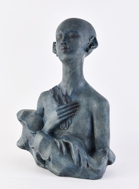 蓝色艺术风售楼处展柜人像雕塑