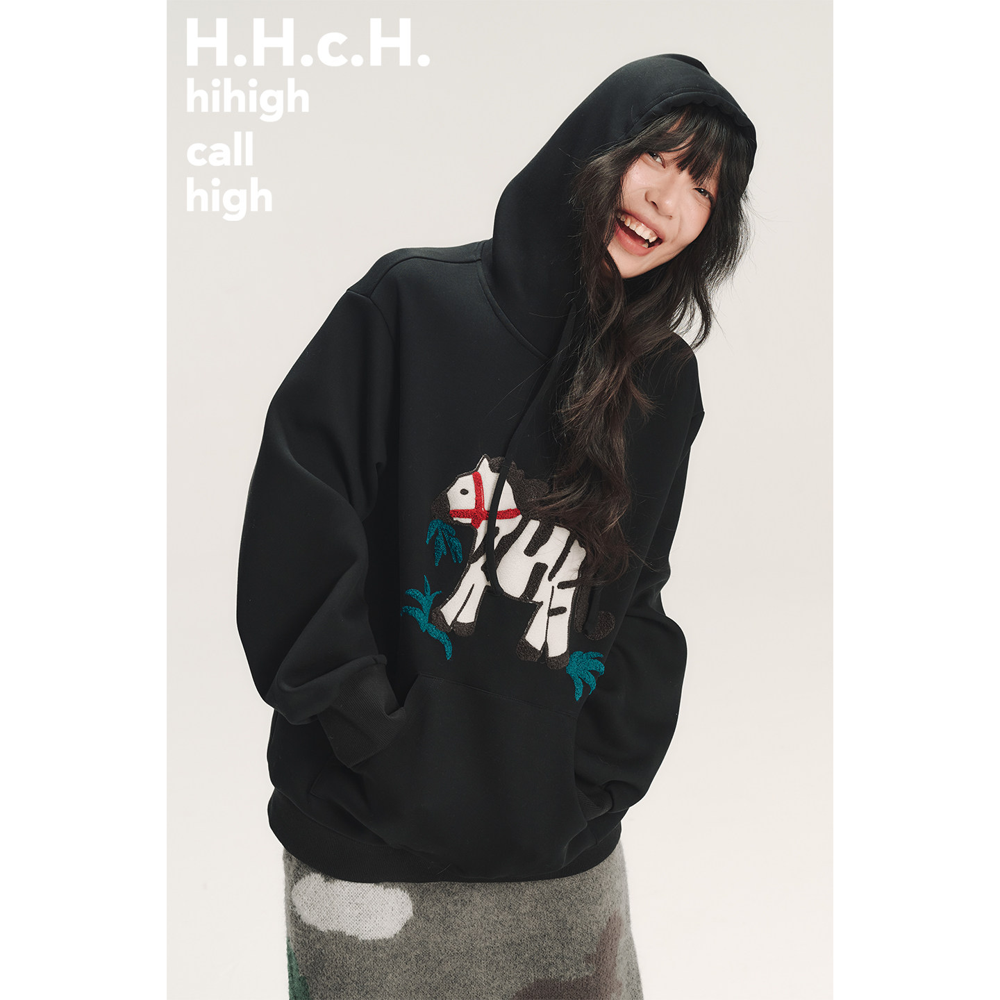 HHCH口海 SS26 马年撞色贴布立体绣花小马连帽宽松黑色卫衣,淘宝优惠券,粉丝福利购,淘宝优惠卷