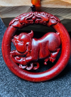 小叶紫檀猪吊坠红木猪牌项链生肖猪挂件镂空木雕猪男女檀木衣链