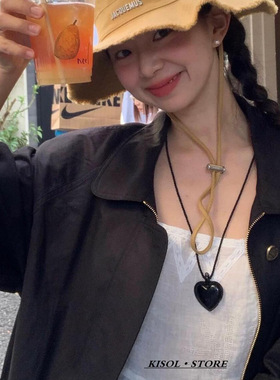 KISOL韩国黑色皮质立体爱心项链~