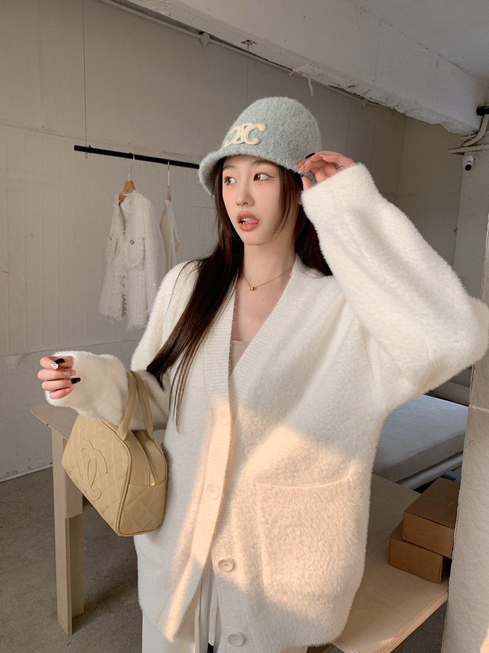 慵懒风温柔白色毛衣女2024新款冬季宽松韩系V领加厚针织开衫上衣,淘宝优惠券,粉丝福利购,淘宝优惠卷