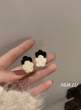 冬天的黑白毛线小花朵耳环