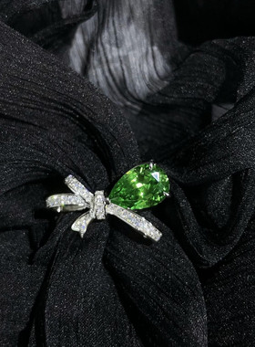 铂金水滴绿钻蝴蝶结丝带钻戒