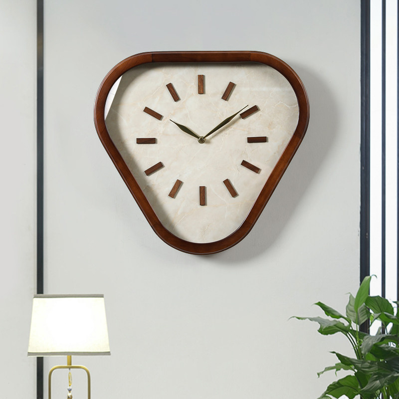 新中式三角形实木挂钟家用客厅创意中国风时钟挂墙超静音北欧钟表