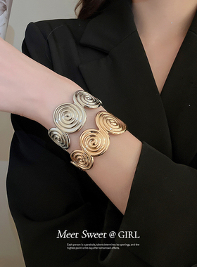 金色花朵镂空开口手镯臂环