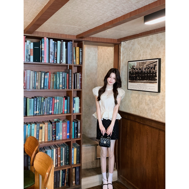 ເສື້ອ chiffon ແບບ Palace ກັບ lace hem