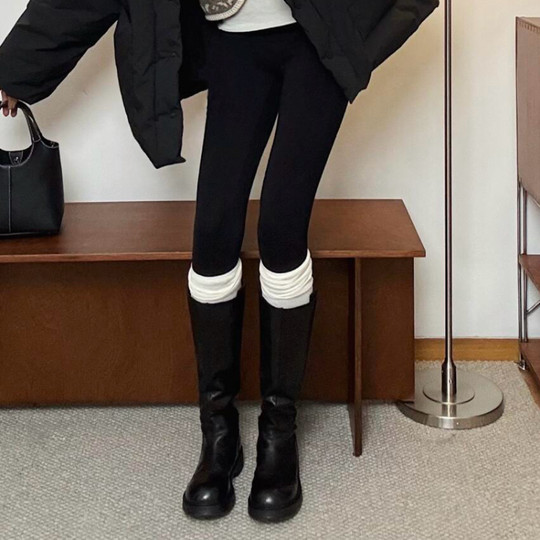 Miu style wears high-elastic gray stockings that don’t fall out of style