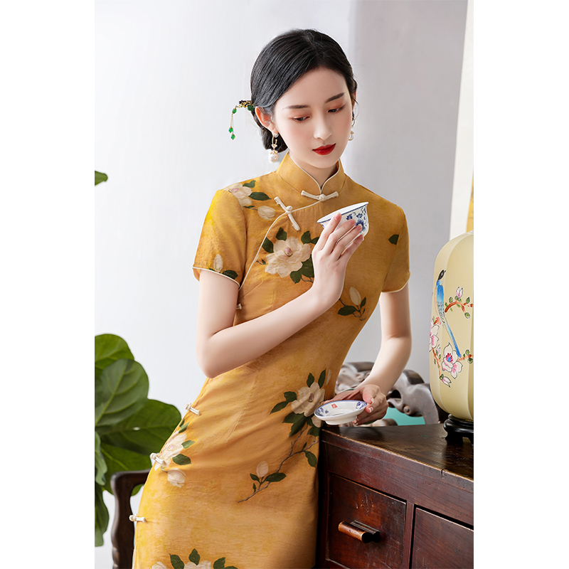 Mountain tea, summer lightweight elite yellow colored advanced long cheongsam, 2023 collection, light style, bright catchy style, high-quality style Mountain tea, summer lightweight elite yellow colored advanced long cheongsam, 2023 collection, light style, bright catchy style, high-quality style