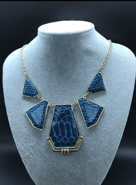 Diva夸张蓝色皮革蛇纹款短款项链长度45厘米左右上面的可能是皮革