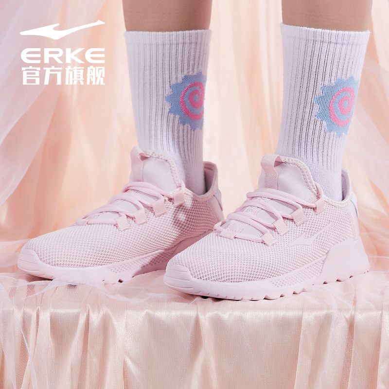  鸿星尔克跑步鞋