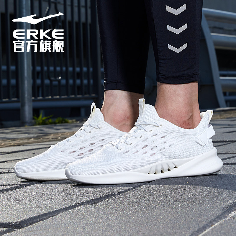  鸿星尔克跑步鞋