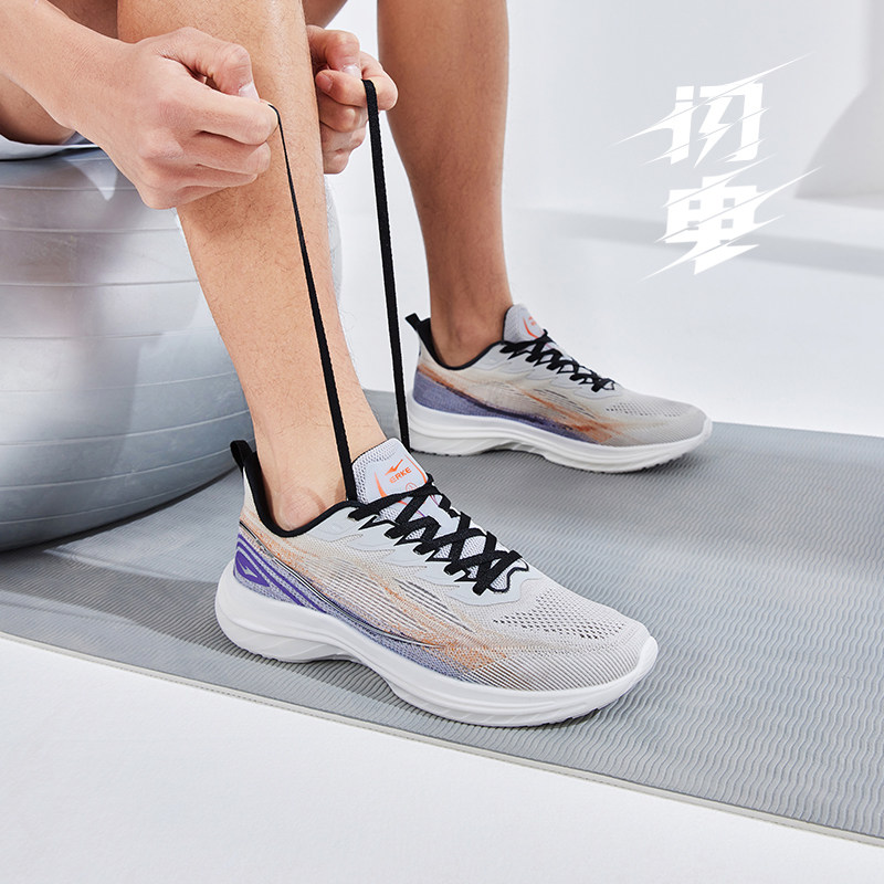  鸿星尔克跑步鞋