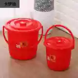 Цинхон, держащий смягченный ствол рисовой бочон