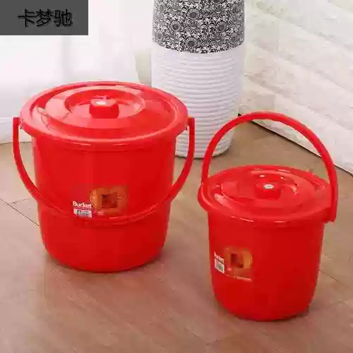 Цинхон, держащий смягченный ствол рисовой бочон