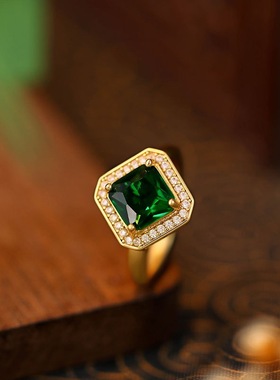 中古风镀金镶嵌祖母绿方钻戒指