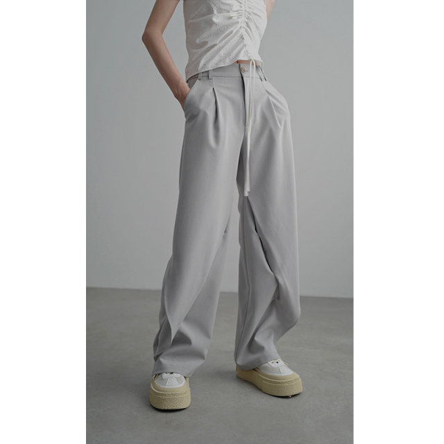ບໍ່ມີພາບລວງຕາ slit trousers ສະຫມໍ່າສະເຫມີ