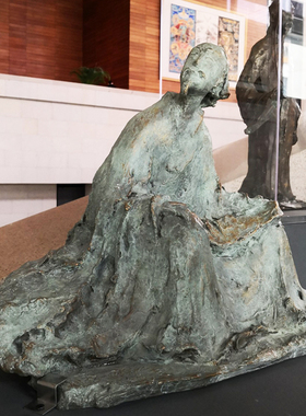 现代玻璃钢仿铜人物雕塑户外