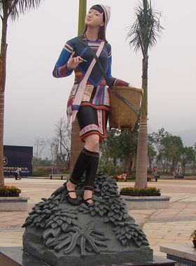 回族少女玻璃钢仿真树脂彩绘人物雕塑民族文化团结主题公园摆件