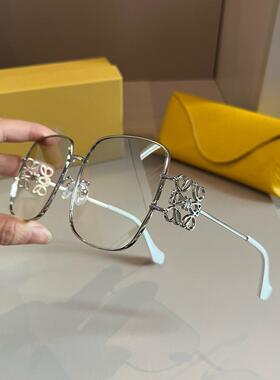 LOEWE罗意威中性墨镜太阳眼镜Model LW50085U Size 5518 145