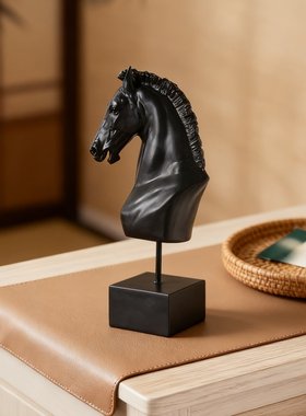 卢西亚墨黑骏马艺术装饰摆件