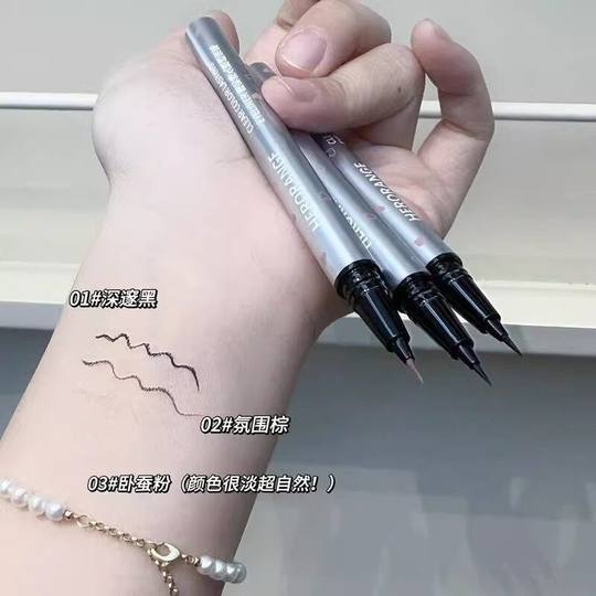 Tender pink Silkworm Pen Delineador de ojos Natural Negro Marrón Versátil Lápiz delineador de ojos líquido muy fino Impermeable y resistente al sudor