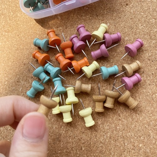 30枚彩色软木钉5格盒装按钉创意公告栏留言板毛毡板照片墙工字钉 - 图1