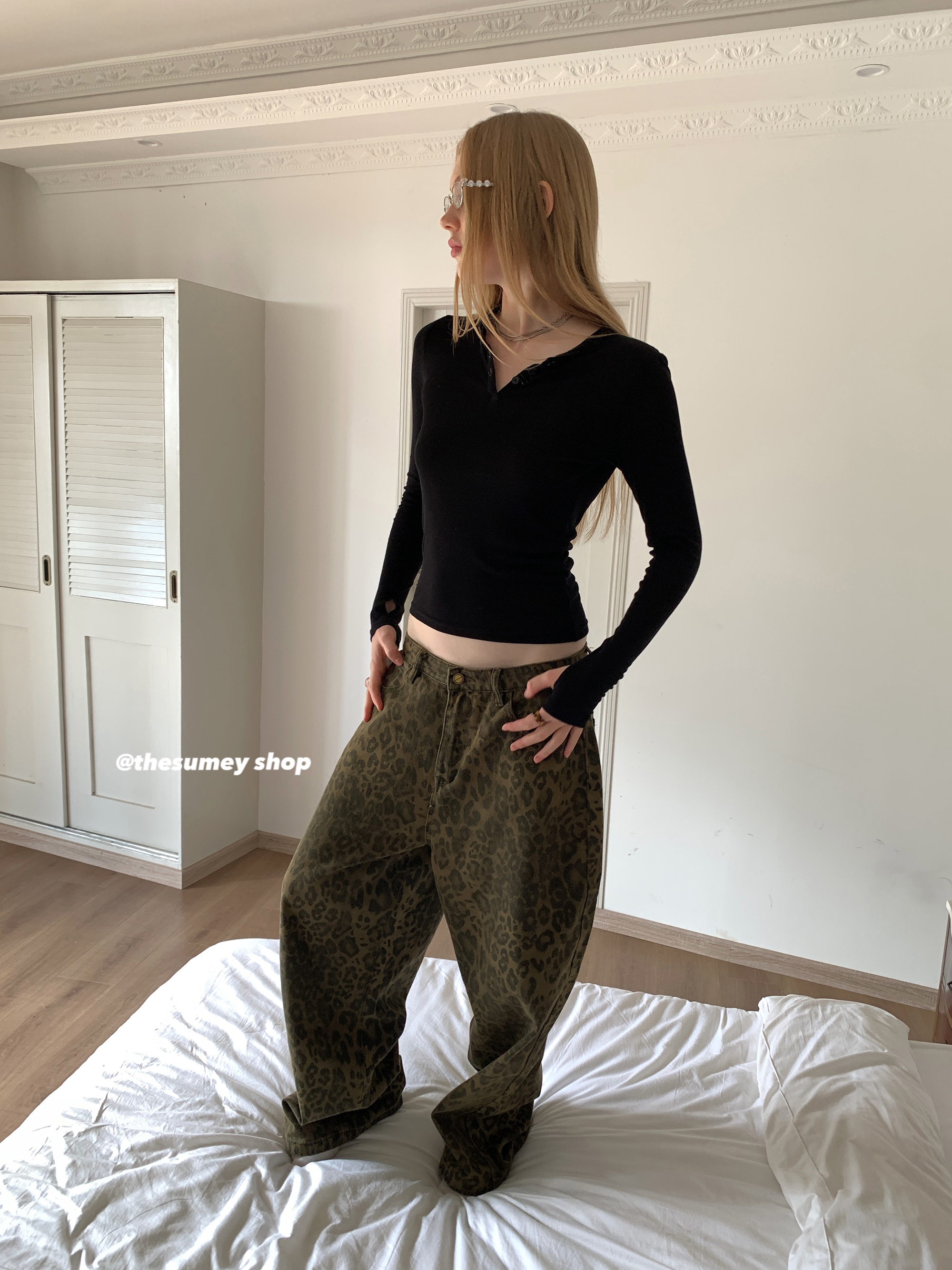 THESUMEY秋冬23新款设计感百搭酷辣豹纹牛仔裤女显瘦直筒休闲长裤 - 图2