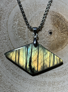 拉长石灰月光吊坠马达加斯加手工