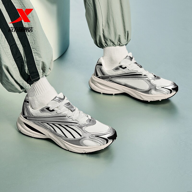 王鹤棣同款丨特步小巴斯克休闲鞋女子轻便复古跑鞋男运动鞋老爹鞋