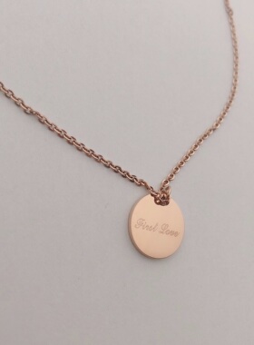 原创圆牌钛钢玫瑰金色刻字吊坠