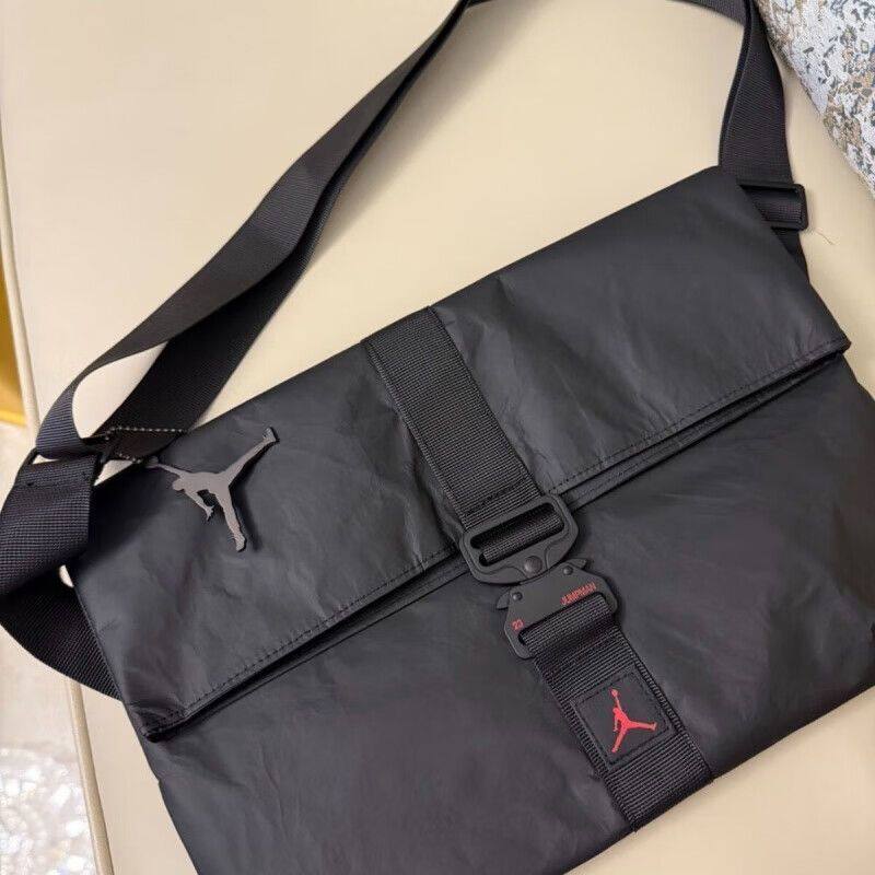 Nike NIKE member gift AJ sports outdoor leisure fitness cycling shoulder messenger bag black BG011-01