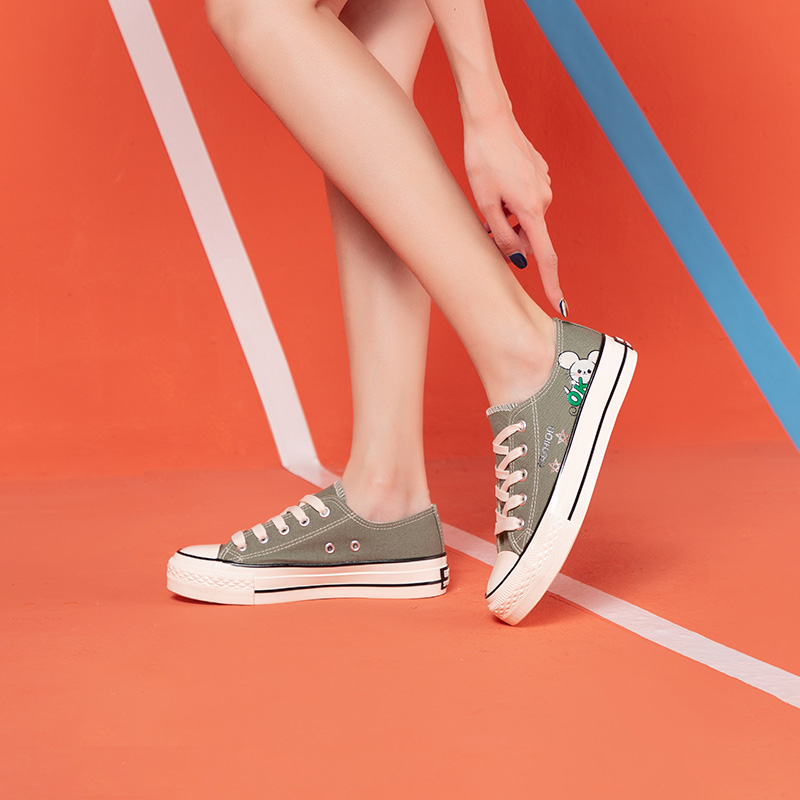 dusto旗舰店大东新款秋季学院低跟平底后帮字母系带帆布鞋女鞋20Q70782
