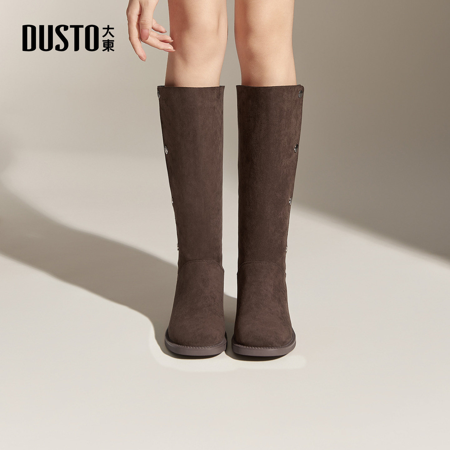 大东骑士靴女鞋2025冬季新款时尚休闲优雅粗跟中跟按扣方头D0187,淘宝优惠券,粉丝福利购,淘宝优惠卷