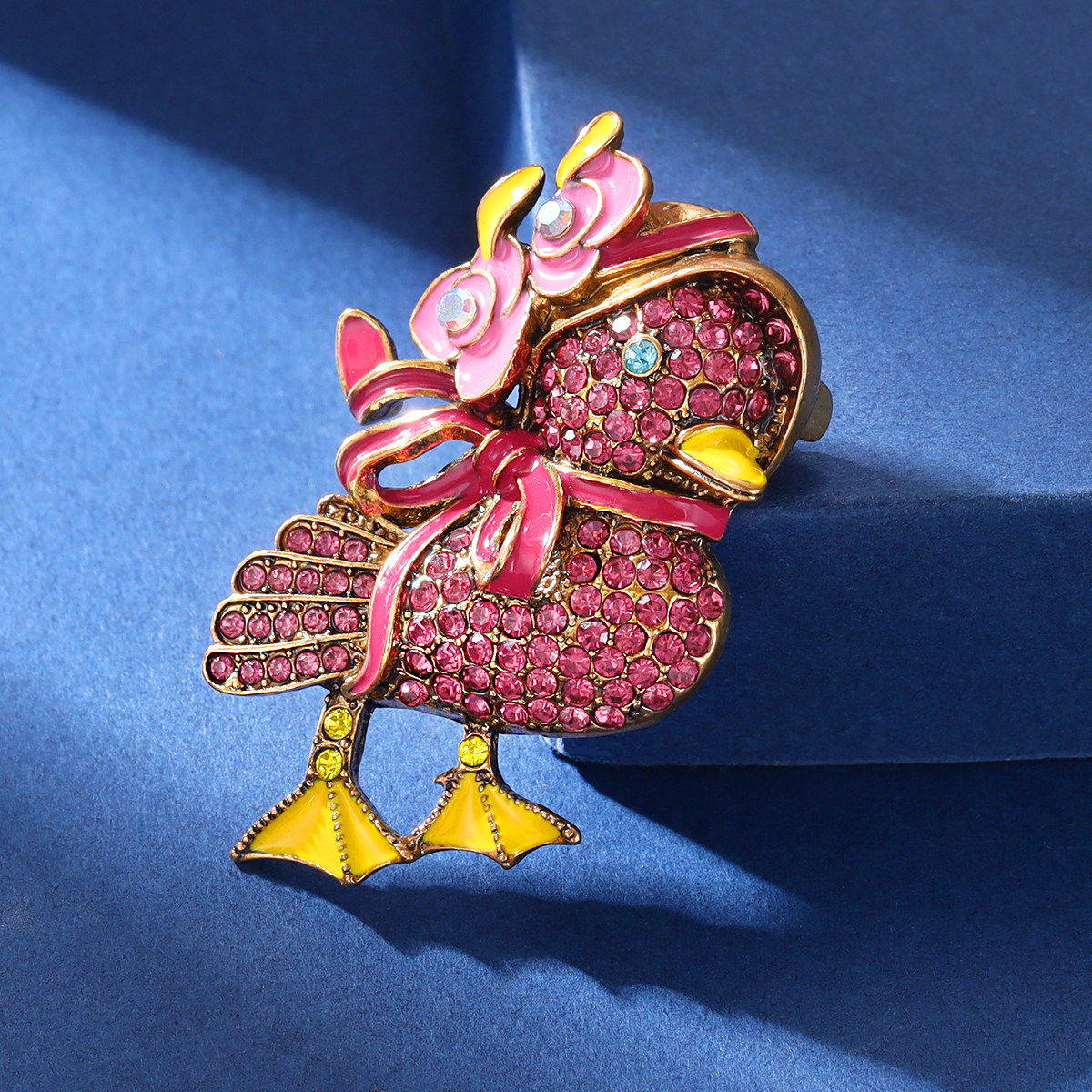 复古满钻粉色鸭子胸针卡通可爱动物服装配饰胸花时尚创意西装别针,淘宝优惠券,粉丝福利购,淘宝优惠卷