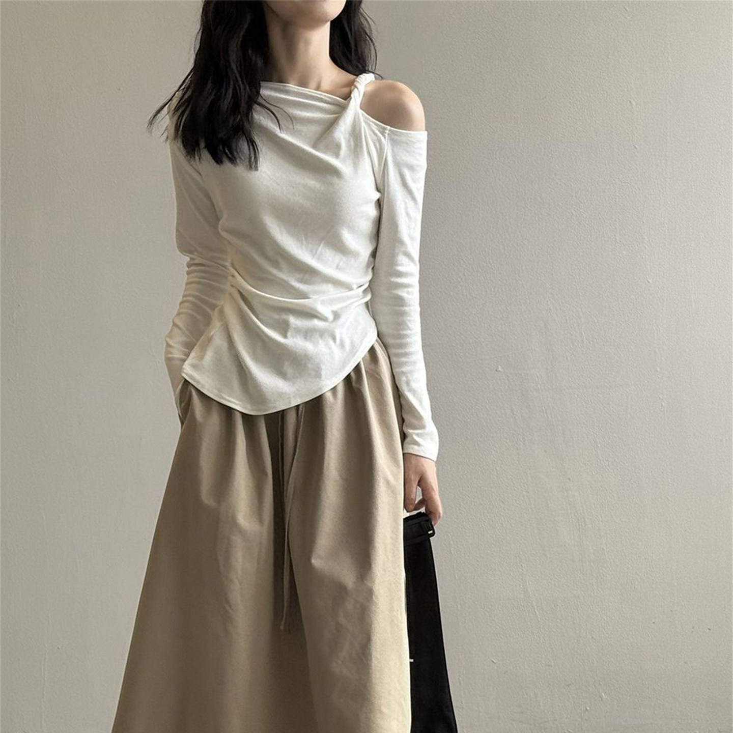 斜肩露肩扭结吊带长袖T恤女秋冬韩版修身内搭打底衫德绒磨毛上衣,淘宝优惠券,粉丝福利购,淘宝优惠卷