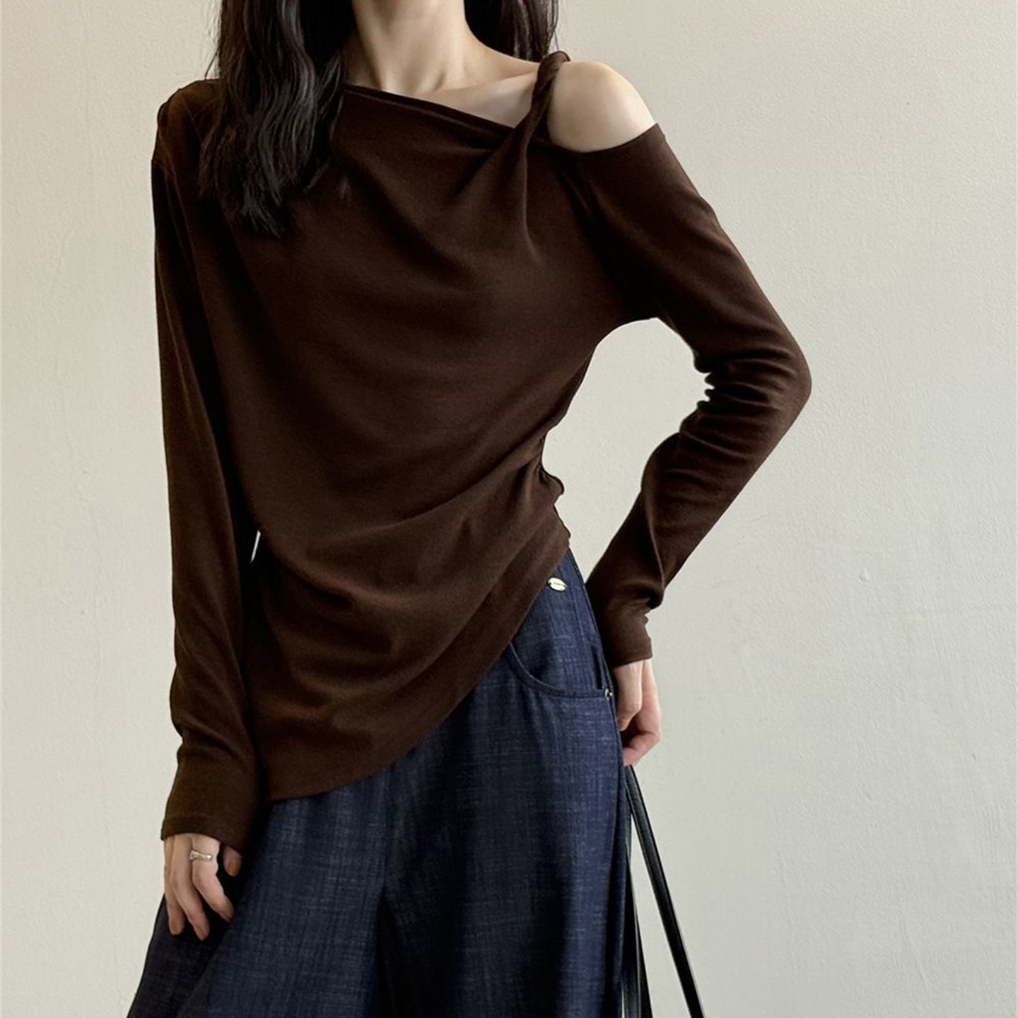 斜肩露肩扭结吊带长袖T恤女秋冬韩版修身内搭打底衫德绒磨毛上衣,淘宝优惠券,粉丝福利购,淘宝优惠卷