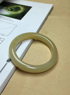 圆条女款料子细腻和田玉手镯