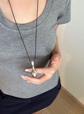 2026新款银色勺子吊坠项链女小众设计气质可调节黑皮绳长款毛衣链