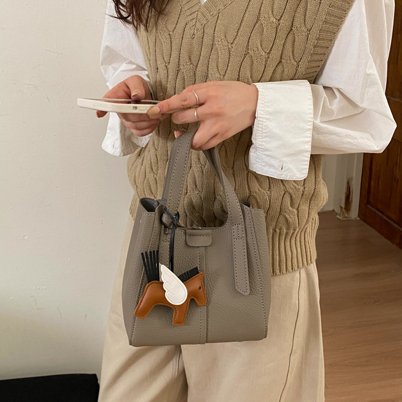 极简风小包包女式2026流行百搭质感手拎包单肩斜挎水桶包菜篮子包,淘宝优惠券,粉丝福利购,淘宝优惠卷