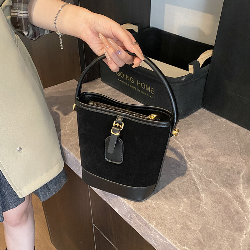 韩国复古包包女式2026新款超火轻奢小众手提水桶包百搭爆款斜挎包,淘宝优惠券,粉丝福利购,淘宝优惠卷