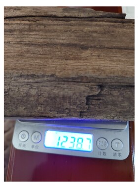 很多年前海南黎母山黎族收的沉香木头，香韵甜甜的，形状好看摆件