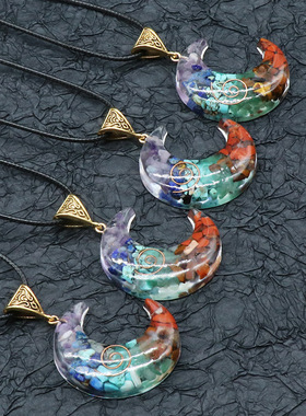 七彩碎石树脂七轮脉月亮吊坠 天然水晶宝石环氧树脂查克拉月亮