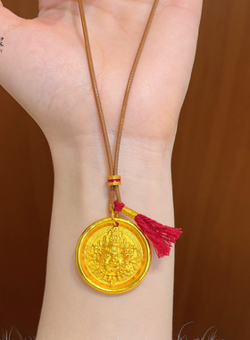女沙金亮面黄财神红流苏圆牌项链