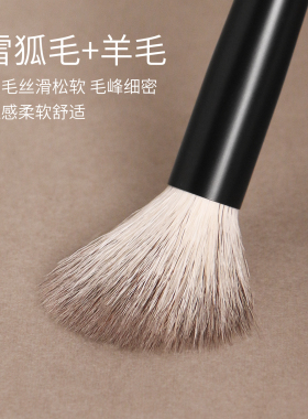 逆龄檀木雪狐毛混羊毛斜坡腮红刷