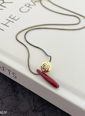 高级感复古红色吊坠项链女轻奢小众锁骨链简约毛衣链冬2025年新款