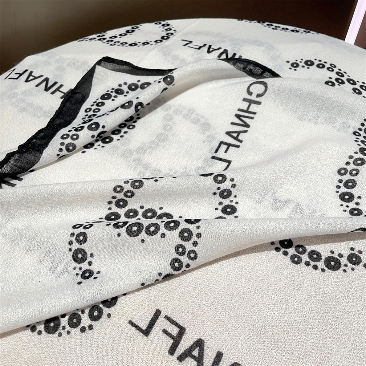 2025春夏季新款洋气小香字母空调房披肩围巾女薄棉麻手感丝巾围脖,淘宝优惠券,粉丝福利购,淘宝优惠卷