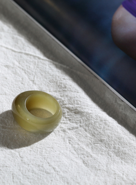 16号戒指 和田玉糖玉俄糖宽条馒头款指环 2779