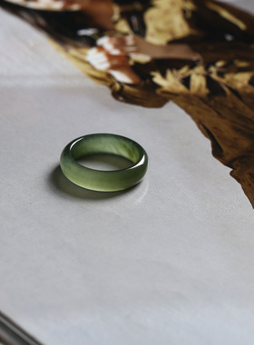 12号戒指 和田玉晴水深青白泥鳅背圆弧素圈指环 1622